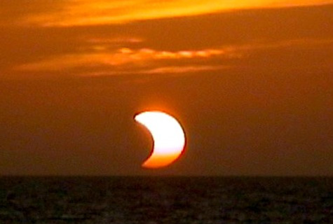 Không nên quan sát nhật thực bằng mắt thường